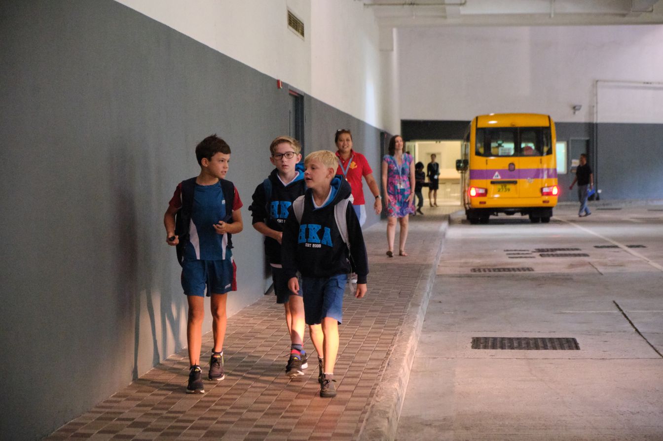 students getting off school bus